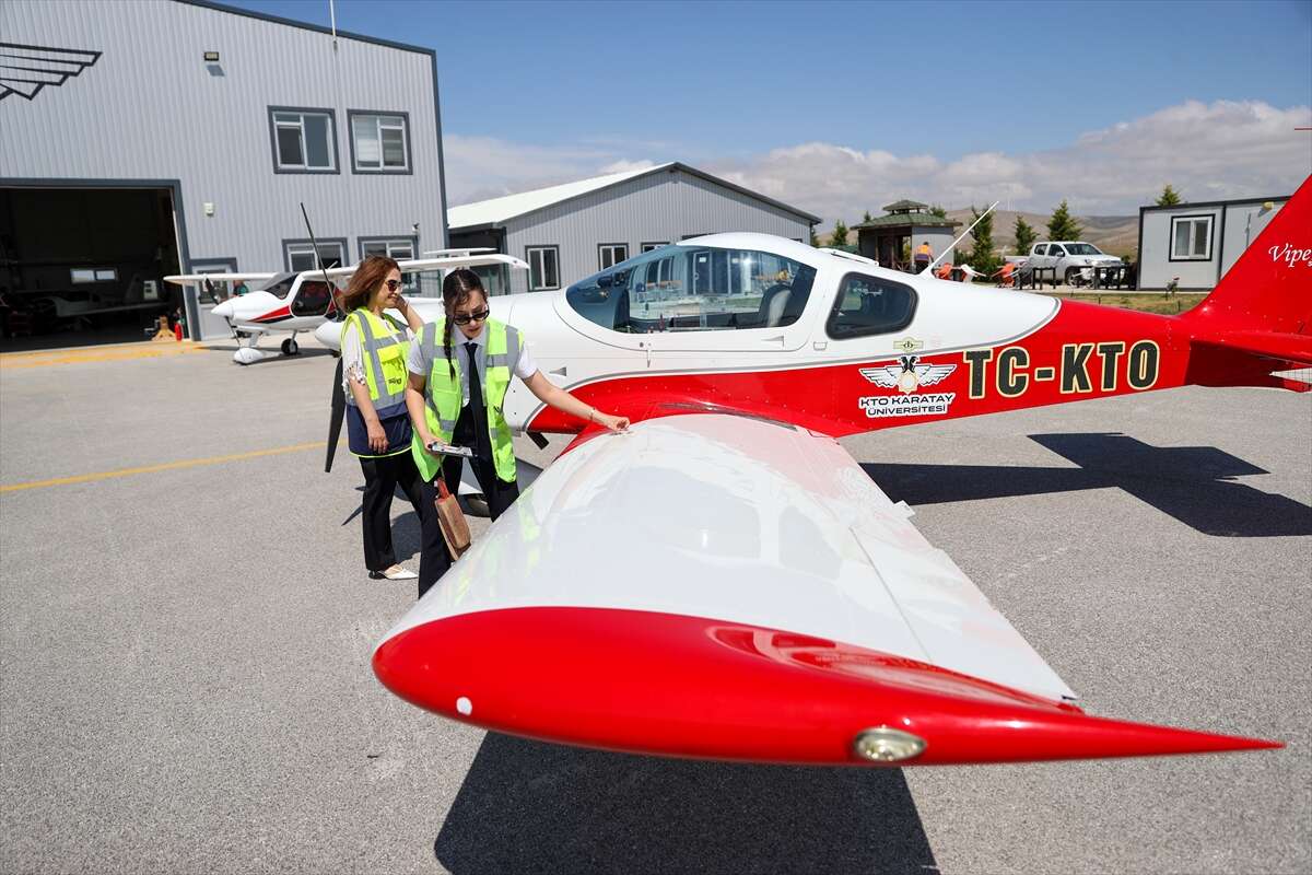Konya’da öğretmen anne, pilot kızının mezuniyetiyle havalara uçtu 13